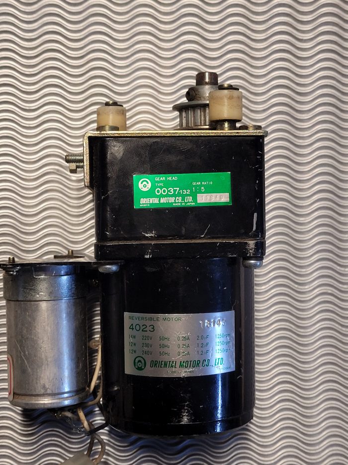 ORIENTAL MOTOR Reversible 4023 mit Getriebekopf 0037-132